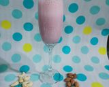 A picture of step 1 of Dates strawberry shake.