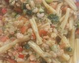 Foto del passaggio 3 della ricetta Insalata di pasta con pesto di zucchine gamberetti e pomodoro