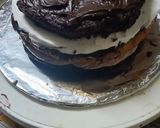 A picture of step 3 of Oreo truffles chocolate cake.