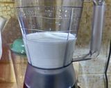 A picture of step 1 of Oreo Shake.