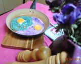 A picture of step 8 of Coloured Fried Eggs نیمرو کلمی.