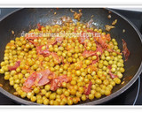 Foto del paso 3 de la receta: Guisantes con jamón y huevo pochè