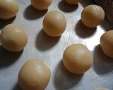 Foto langkah ke 4 dari resep Strawberry Thumbprint Chesee Cookies.