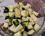 Foto del paso 2 de la receta: Budines de pan y calabacín con pasas