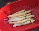 Une image de l'étape 2 de Asperges blanches aux morilles fraîches.
