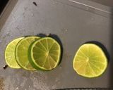 Une image de l'étape 7 de Filets de sandre au céleri branche, ail fumé, algues, citron vert et bouillon de gambas.