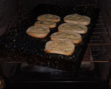 Foto del paso 7 de la receta: Pan con manteca a las hierbas y queso (al horno)