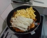 Foto langkah ke 7 dari resep Tumis Telur Enoki Saus Blackpaper.