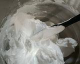 Une image de l'étape 3 de 🍓 Pavlova aux Fruits Rouges.