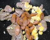 รูปขั้นตอนการทำที่ 5 ของ ข้าวผัดหมูนุ่มไส้กรอกสไปซี่