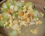 Foto langkah ke 3 dari resep Sayur Bening Oyong Wortel Telur.