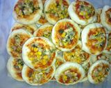 Foto langkah ke 4 dari resep Pizza mini ala iwik.