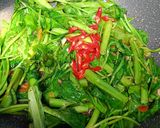 Foto langkah ke 5 dari resep Tumis Kangkung Cumi Asin Saos Tiram.