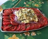Une image de l'étape 11 de Salade de tomates aux pommes anciennes, oignon rouge et roquefort.