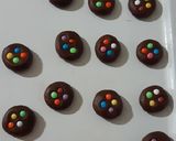 عکس مرحله 3 از دستور کوکی شکلاتی با تزیین اسمارتیز 🍪