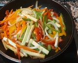 Foto del paso 2 de la receta: Fideos con pollo y verduras al estilo asiático