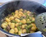 Une image de l'étape 3 de Curry de gnocchis aux asperges.