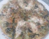 Foto del paso 3 de la receta: Tortilla de repollo morado, brócoli, espinaca, zanahoria y cebolla