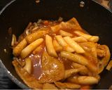 A picture of step 5 of Toppogi (Spicy Korean mochi soup).