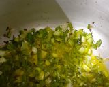 हरे प्याज़ आलू की सब्जी (Hare pyaz aloo ki sabzi recipe in hindi) रेसिपी चरण 1 फोटो