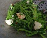 รูปขั้นตอนการทำที่ 3 ของ ผักบุ้งไก่พริกแดง