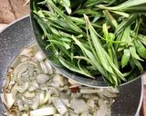 Foto del passaggio 2 della ricetta Gnocchetti acqua e farina, stridoli e luganica
