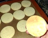 Foto del paso 4 de la receta: Alfajores cubiertos de chocolate blanco