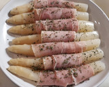 Foto del paso 2 de la receta: Espárragos blancos gratinados con jamón y queso