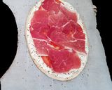 Une image de l'étape 3 de Pizza au jambon italien et mozzarella.