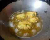 A picture of step 3 of Fried dal vada.