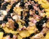 Foto del paso 8 de la receta: Huevos rotos con cebolla en témpura, puntillitas y tinta de calamar 🦑