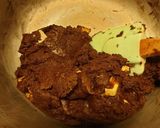 Foto langkah ke 3 dari resep Freshly baked chocolate chip cookies.