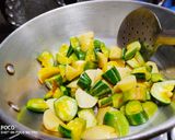 A picture of step 1 of Pointed Gourd with Potato Curry.
