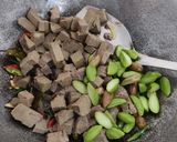 Foto langkah ke 5 dari resep Oseng Kentang Hati Sapi.