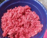 Foto langkah ke 2 dari resep Kue kelapa parut merah putih.