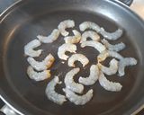 Foto del paso 5 de la receta: Langostinos al ajillo con col