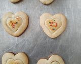 Foto langkah ke 3 dari resep Simple Heart Cookies.