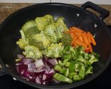 Foto del paso 2 de la receta: Brócoli y langostinos en soja