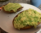 Foto del paso 2 de la receta: Desayuno con tostadas de aguacate y gouda