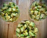 Foto del paso 1 de la receta: Copas de aguacate, mango y queso con langostinos