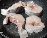 Foto del paso 3 de la receta: Pescadilla a la plancha y guisantes con tomate y chorizo