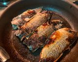 A picture of step 6 of Salt-Grilled Saba with frying pan.