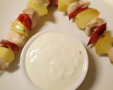 A picture of step 4 of Chicken and vegetable skewers with tzatziki sauce.