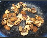 Tejszínes-gombás spagetti fekete-erdei sonkával recept fázis 2 fotója