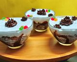 A picture of step 3 of Instant choco-vanilla pudding.