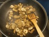 Spaguettis con champiñones, gambas y atún