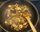 Foto del paso 2 de la receta: Spaguettis con champiñones, gambas y atún