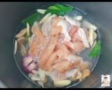 รูปขั้นตอนการทำที่ 3 ของ ต้มข่าไก่ (เมนูอาหารเด็ก)