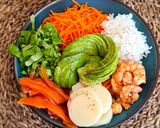Une image de l'étape 1 de Bouddha bowl avocat crevettes 🍤🥑.