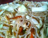 Foto langkah ke 5 dari resep Tumis Mie Soun Bendrat Cabe Hijau.
